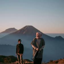 Tema foto prewedding yang sekarang sedang hits adalah foto di alam terbuka dengan berlatar keindahan alamnya. Konsep Prewedding Outdoor Bergaya Casual Wedding Market
