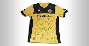 Vor rund 50 zaungästen im trainingszentrum am messering waren philipp hosiner (52. Dynamo Dresden Trikot Von Der Mannschaft Signiert