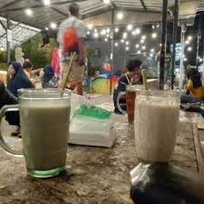 Masak sambil terus diaduk hingga mendidih. Susu Jahe Di Angkringan Semar Khas Jogja Lovely Bogor