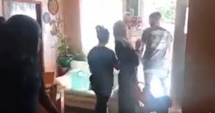 برزت الشابة المقدسية منى الكرد (23 عاما) بعد أن ظهرت بشريط فيديو وهي تجادل مستوطنا إسرائيليا استولى على منزل في حي الشيخ جراح بالقدس. Efw54bydurmebm
