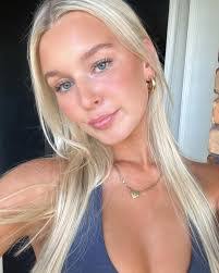 Holly Kelly's Instagram, Twitter & Facebook