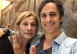 Gael garcía bernal (30 de noviembre de 1978, en guadalajara, méxico) es un actor mexicano de teatro Gael Garcia Recuerdo A Mis Padres Defendiendo Su Voto En El 88 Ese Nino Hoy Vota Por Un Futuro Mejor Verne Mexico El Pais