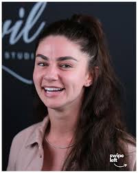 We are delighted to share the results of our patient Maxine's new smile!  She wanted to have a better smile without losing its natural looking. This  is why we went with Sevil