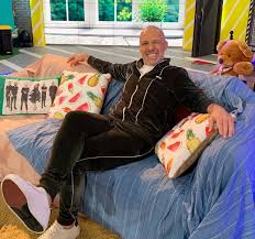 Όπως συνέβη πέρυσι έτσι και φέτος πλήθος κόσμου έχει δώσει το παρών το πλατό του νίκου μουτσινά, ανάμεσα σε αυτούς, η ζόζεφιν, ο γιώργος λιβανης, ο αντώνης ρέμος, η έλενα. Nikos Moytsinas Epestrepse Me To Kalo Meshmeraki Meta Apo Ena Mhna Karantinas