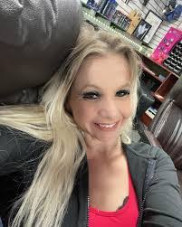 Desiree Hope's Instagram, Twitter & Facebook