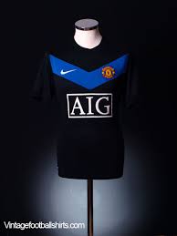 بعدها في 2009 حققوا لقب كأس رابطة الأندية ولقب الدوري للمرة الثالثة على التوالي. 2009 10 Ù…Ø§Ù†Ø´Ø³ØªØ± ÙŠÙˆÙ†Ø§ÙŠØªØ¯ Ù‚Ù…ÙŠØµ Ø¨Ø¹ÙŠØ¯Ø§ L Boys Ù„Ù„Ø¨ÙŠØ¹