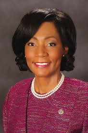 Lora Nash's Instagram, Twitter & Facebook