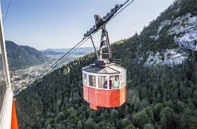 Eine fahrt mit der seilbahn dauert 20 minuten, um auf den 1491 metern hohen monte mottaron zu gelangen. Europas Aussergewohnlichste Seilbahnen