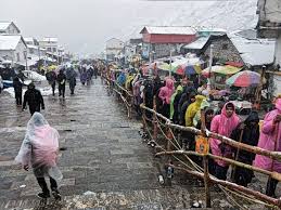 Kedarnath Yatra 2023 Snowfall in Kedarnath Dham, rain in low lying areas  registration of pilgrims suspended till May 3 ANN | Kedarnath Yatra 2023:  केदारनाथ धाम में बर्फबारी जारी, निचले इलाकों में