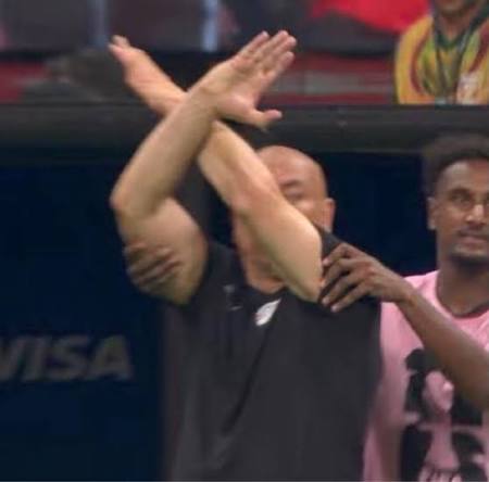Egypt's coach made a gesture to report a case of racism and not only did  the referee continue the game, but he also gave a yellow card to Hossam.  🇪🇬 😳