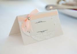 Per un matrimonio elegante e romantico potreste optare per delle delicate farfalle da poggiare sul bicchiere di ogni invitato. Elegante Cartolina Bianca E Fiocco Rosa Segnaposto Fai Da Te Per Un Matrimonio Segnaposto Matrimonio Segnaposto Matrimonio