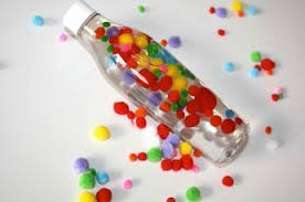 Holzspielzeug ist auch heute noch sehr beliebt. Entdecker Flaschen Fur Babys Und Kleinkinder Wie Du Faszinierendes Spielzeug Selber Machen Kannst Babyspielzeug Selber Machen Entdeckerflaschen Babyspielzeug