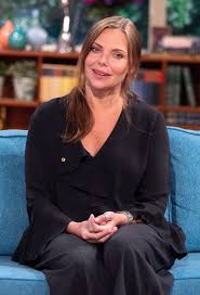 Womack bodde på qe2 med koreografmormoren sheila holt (en tidligere skuespillerinne og koreograf til tryllekunstner david nixon. Eastenders Samantha Womack Insists Ronnie And Roxie Mitchell Can Come Back From The Dead