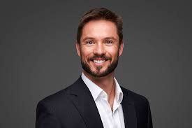 It can be overwhelming to figure out how to pose a single subject. Corporate Business Headshots Photographer Perth Ph 08 9467 7895