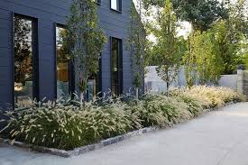 touche de modernite pour une maison bois et pierre renovee jardin contemporain ambiance jardin jardin moderne