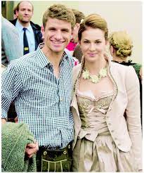 Do you know what are the favourite things of thomas muller? Football Paparazzi V Twitter Thomas Muller And Wife Lisa At The Oktoberfest Http T Co Lh7vtsubiq