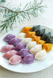 Songpyeon Is A Must Have Chuseok Korean Thanksgiving Holiday Delicacy These Little Rice Cakes Are Stuffed With Sweet Fillings Rice Cakes Asian Desserts Food