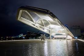 Le Musee De Demain Par Santiago Calatrava Ouvre Ses Portes A Rio De Janeiro Santiago Calatrava Santiago Futuristic Architecture