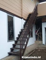 Selain bentuk yang lebih kecil, tangga besi juga masih bisa banyak mengekspos ruang di bawah mezzanine. Ide Desain Tangga Trap Besi Untuk Rumah Minimalis