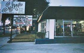Graf van selena op 31 maart 1995 werd ze doodgeschoten in een hotelkamer door de manager van haar fanclub en beste vriendin yolanda nadat selena haar confronteerde met haar diefstal van geld van de fanclubs en boutiques. Selena Locations Addresses