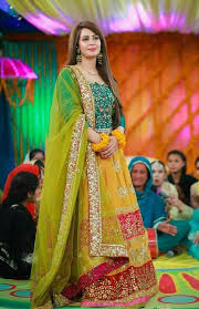 Pin By Alina Mark On Fashion In 2020 Bridal Outfits Mehndi Dress Pakistani Wedding Outfits
