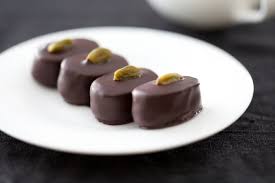 Chocolats A La Pate D Amande A La Pistache Et Aux Griottes Recette De Chocolats A La Pate D Amande Recette Chocolat Recette Macaron Pistache Macaron Pistache