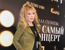 Maybe you would like to learn more about one of these? Moloda I Prekrasna Pugacheva Blesnula V Shelkovom Plate V Pol V Den Rozhdeniya