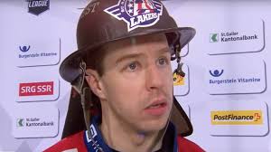 Kevin clark writes about professional football for the wall street journal's sports section and is based in new york. Was Hat Es Mit Dem Helm Auf Sich Kevin Clark Rappi Feiert Langersehnten Sieg