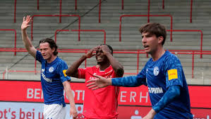 Michael gregoritsch (born 18 april 1994) is an austrian footballer who currently plays for bundesliga side fc augsburg. Gregoritsch Von Schalke 04 Die Ganze Mannschaft Ist Verzweifelt Kicker