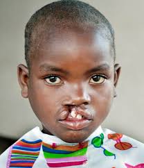 Seeing this picture made me cry 😭 homeless mother and her baby 😭 they've  got nowhere to sleep ,so they decided to sleep here 😢😭😭😭