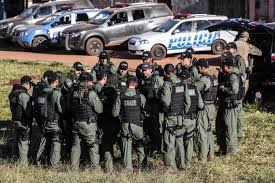 Lázaro barbosa, de 32 anos, conhecido como serial killer do df, morreu após ser capturado pela polícia segundo agentes que acompanham as buscas, lázaro conhecia bem a área, onde mora. Cinco Pontos Para Entender A Perseguicao E Morte De Lazaro Barbosa