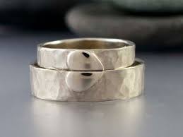 Solid Gold Heart Wedding Band Set 4mm And 6mm Hammered One Etsy Heart Wedding Rings Sets Wedding Ring 4mm Heart Wedding Rings