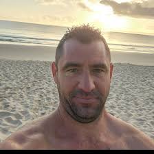 Hi Everyone, I'm looking for the phone number of the guy that fixes car  roof lining. He was parked near the Roundabout a week or so ago. Thanks in  advance 😁 |