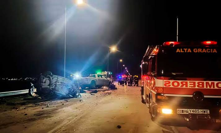 Grave accidente en Córdoba: cuatro muertos tras chocar de frente un auto  contra una camioneta