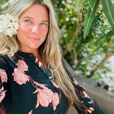 Something about putting flowers in my hair makes life seem a little  sweeter! I love this song 🎵 https://youtu.be/0HzlwKsBGyY