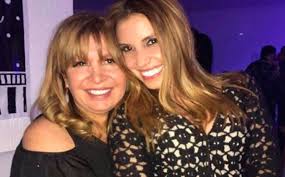 Jun 15, 2021 · andrea escalona contó que ha soñado con su mamá, magda rodríguez, y que le enseñó a su hija, quien asegura se parece a la primogénita de daniel bisogno. Andrea Escalona Brinda Con Las Cenizas De Su Madre Magda Rodriguez Mediotiempo
