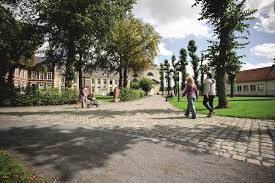 Vanwege het vroege uur zonder ontbijt vertrokken thuis, de trein genomen van aarschot naar tienen, daar een tijdje op bus 360 gewacht naar hoegaarden en uitgestapt aan halte au canal. Abdij Van Vlierbeek