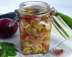 Per preparare delle buone melanzane sott'olio a crudo alla pugliese, è fondamentale usare ortaggi giunti alla giusta maturazione e un olio extravergine sicuramente le melanzane tra tanti ortaggi sono tra i più apprezzati se messi sott'olio. Conservare Le Melanzane Arrostite Sott Olio Alla Calabrese Ecc