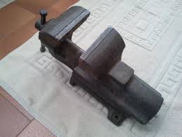 Base girevole, si aggancia direttamente al banco da lavoro per la massima stabilità. Morsa Da Banco In Piazzetta Vesparesources Com