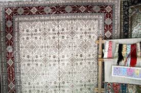 Um ihren teppich mit heftstreifen an der wand zu befestigen, messen sie bitte zunächst die außenkanten des wandteppichs ab und schneiden sie die heftstreifen entsprechend zurecht. Traditionelle Turkische Teppiche An Der Wand Der Werkstatt Turkei Lizenzfreie Fotos Bilder Und Stock Fotografie Image 20206254