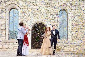 Nov 17, 2020 · in true '80s fashion, diana's dress left no frill behind and was valued at $115,000 in 1981 ($342,803 in 2020), compared to the $5,610 value of an average emanuel wedding dress. Glamorous Romanian Wedding With The Bride In A Butterfly Gown Rock N Roll Bride