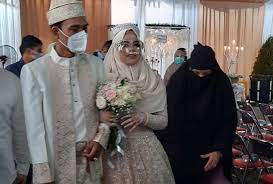 Abdul somad batubara, lc., d.e.s.a., ph.d., datuk seri ulama setia negara, atau lebih dikenal dengan ustaz abdul somad (bahasa arab: Ini Para Pejabat Yang Hadir Dalam Resepsi Pernikahan Uas Fatimah Di Gontor