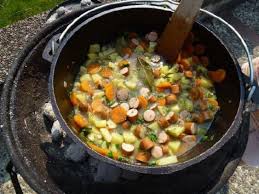Feuertopf Rezepte Feuer Und Topf Das Ist Der Dutch Oven Diesmal Mit Kartoffelsuppe Feuertopf Rezepte Kartoffelsuppe Rezepte