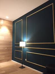 Elegante Goldenen Mit Stuckleisten Wandgestaltung Elegante Wandgestaltung Mit Goldenen Stuckleisten In 2020 Modern Wall Paneling Home Room Design Wall Design