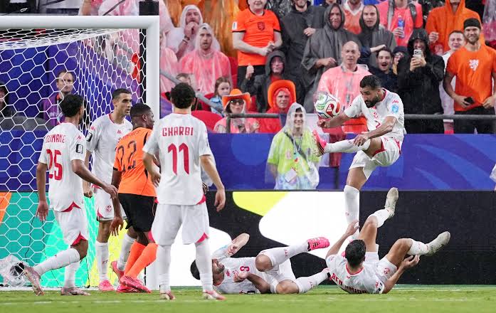 Tunísia em ação contra a Holanda.
