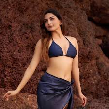 Actress Zaara Yesmin looks sizzling hot ...