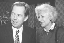 Olga havlová byla nejbližší a nejspolehlivější parťák václava havla, byla kamarádka, která nezkazila žádnou legraci, naopak ji vymýšlela, byla štědrou hostitelkou, vášnivou hráčkou a houbařkou. Prvni Dama Olga Havlova Polistopadova Kralovna Lidskych Srdci Pro Zeny Blesk Cz