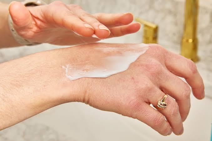 Moisturizing lotion for dry skin body-care routine