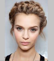 Trecce laterali e treccine afro che partono alte sulla testa di star e modelle. Tante Idee Per Realizzare Delle Acconciature Capelli Adatte A Te Cambiarestile It
