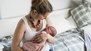 Setiba di rumah calvin, teman sekolahnya itu sudah menunggu di teras sambil duduk santai membaca majalah remaja. 9 Arti Mimpi Menggendong Bayi